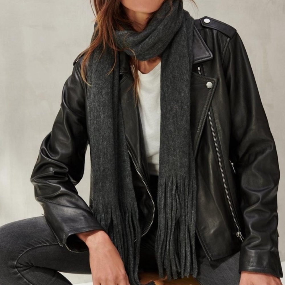 Lucky Brand Solid Brushed Gray Felt Scarf w/ Fringe NWT
RN 80318 MSRP $69.50